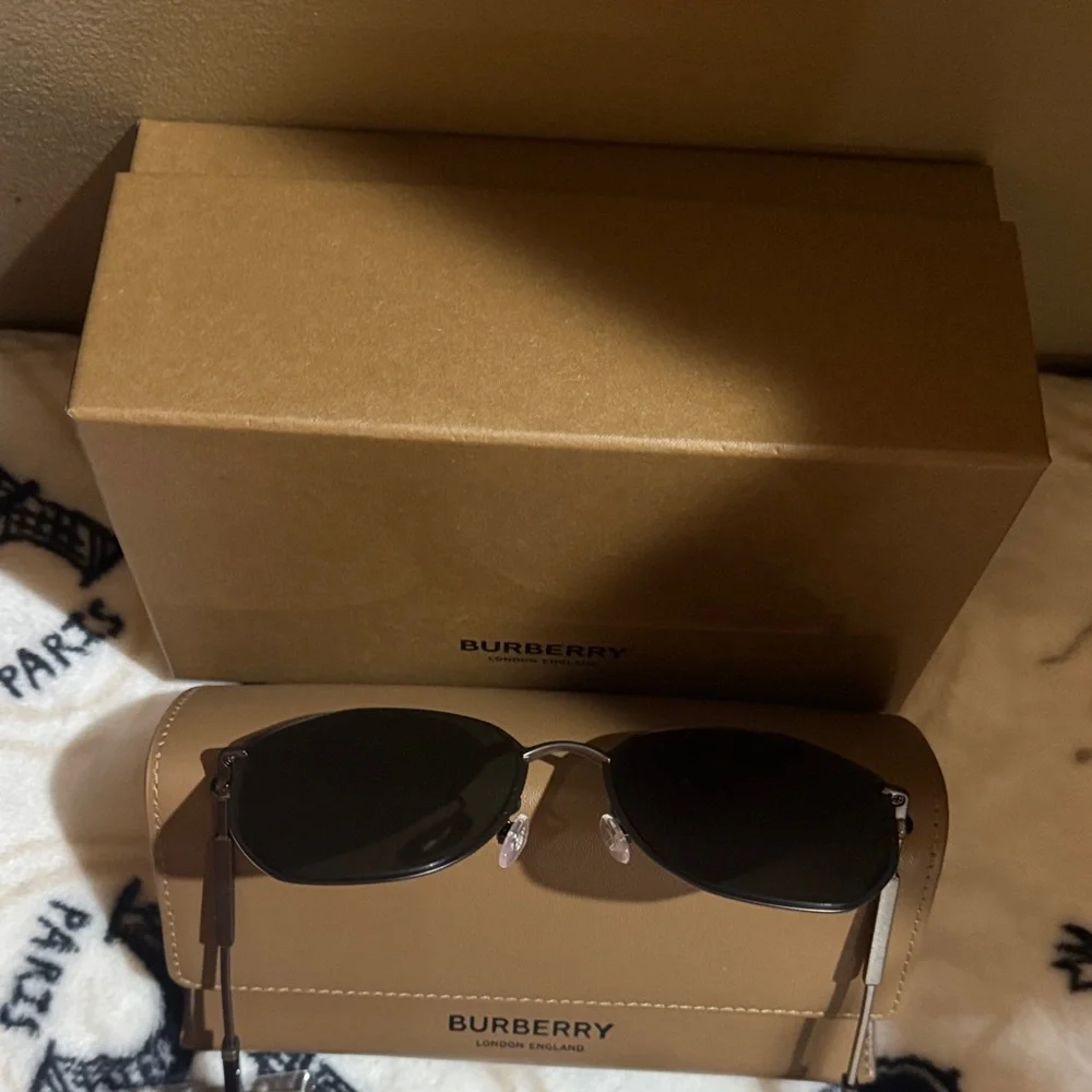 NWT Burberry Dark Gray & Black Round Sunglasses - Picture 9 of 9